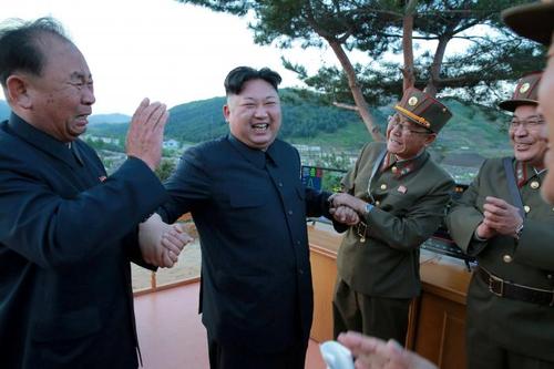 شادمانی رهبر کره شمالی از پرتاب موشک بالستیک دوربرد هواسانگ 12 در 15 می 2017
