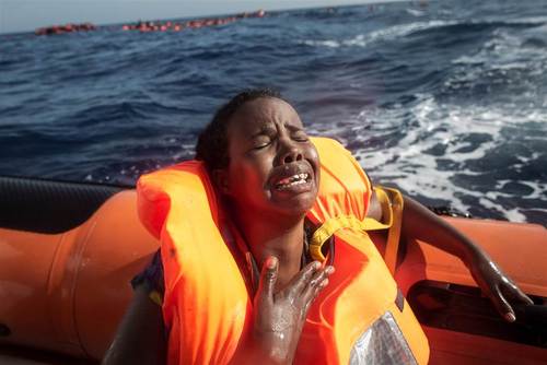 نجات جان پناهجویان عازم اروپا در دریای مدیترانه و در نزدیکی سواحل ایتالیا