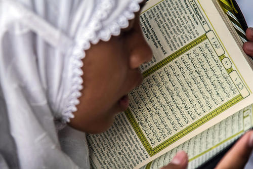 قرآن خوانی در مسجدی در اندونزی در نخستین روز ماه رمضان