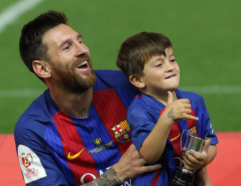لیونل مسی بازیکن تیم فوتبال بارسلونا اسپانیا به همراه پسرش پس از پیروزی 3 بر 1 تیمش مقابل آلاوز 