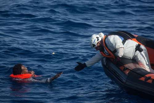 نجات پناهجویان آفریقایی از دریا در سواحل ایتالیا