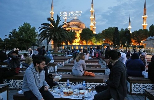 سفره افطار مسجد جامع سلطان احمد در شهر استانبول
