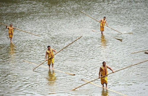 مسابقات قایقرانی روی چوب بامبو – چین