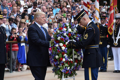 دونالد ترامپ رییس جمهور آمریکا در مراسم روز ملی یادبود قربانیان جنگ و در مقبره سرباز گمنام در گورستان ملی آرلینگتون در ویرجینیا – حومه واشنگتن