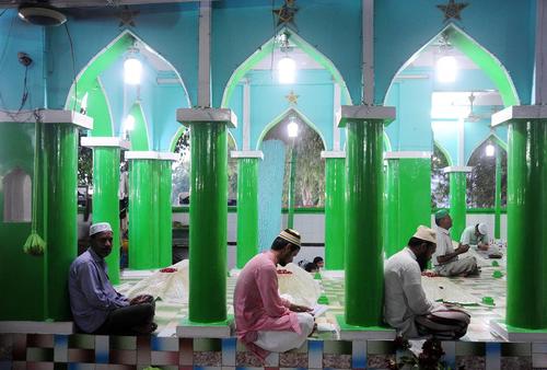 مسلمانان هندی در مسجدی در اوتارپرادش و در حال تلاوت قرآن به مناسبت ماه رمضان