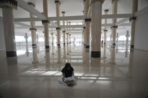 تلاوت قرآن به مناسبت ماه رمضان در مسجدی در شهر جاکارتا اندونزی