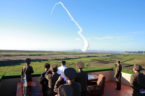 رهبر کره شمالی در حال تماشای پرتاب آزمایشی موشک ضد هوایی جدید هدایت شونده در منطقه ای نامعلوم 