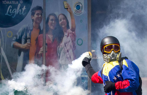 ادامه تظاهرات ضد دولتی در شهر کاراکاس ونزوئلا