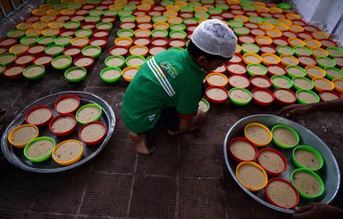کودک مسلمان هندی در حال آماده سازی افطار برای روزه داران