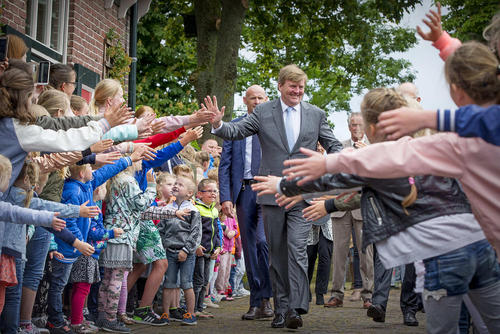 استقبال دانش آموزان مدرسه ای در هلند از پادشاه این کشور