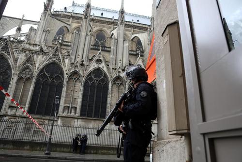 تشدید تدابیر امنیتی در اطراف کلیسای نوتردام پاریس در پی حمله تروریستی عصر سه شنبه به این کلیسا