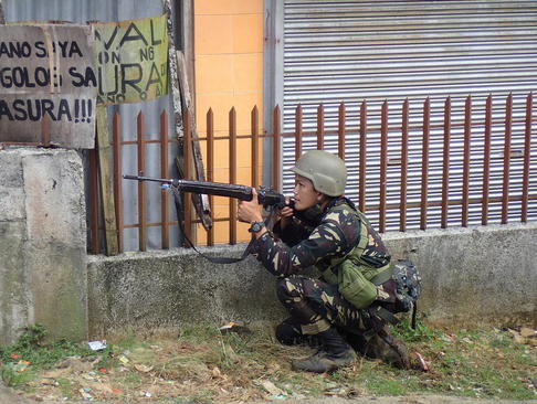 نبرد نیروهای ارتش فیلیپین با شبه نظامیان وابسته به داعش در شهر جنوبی ماراوی