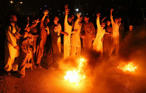 اعتراضات جوانان محله لطیف آباد در حیدرآباد پاکستان به قطع طولانی برق در گرمای طاقت فرسای ماه رمضان