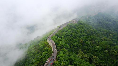 گردشگران در حال بازدید از دیوار چین در هوای مه زده 