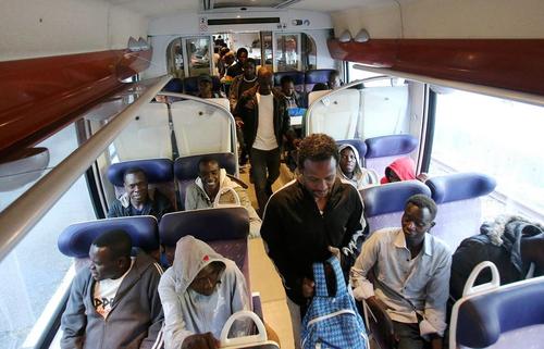 عزیمت دهها پناهجوی تازه وارد به فرانسه از طریق قطار به شهر نیس در جنوب فرانسه