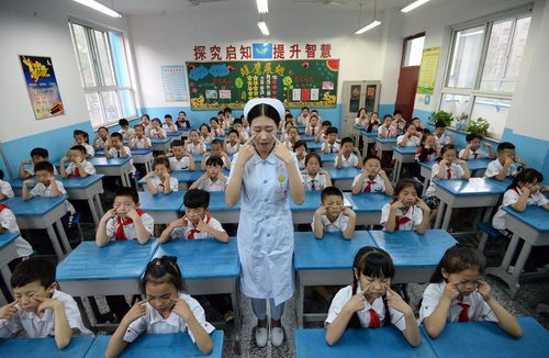 آموزش نحوه مراقبت از چشم به کودکان دانش آموز در چین