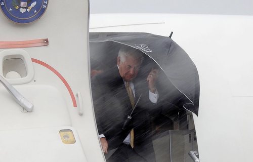 خروج رکس تیلرسون وزیر امور خارجه آمریکا از هواپیمای خود در هوای توفانی فرودگاه شهر ولینگتون نیوزیلند