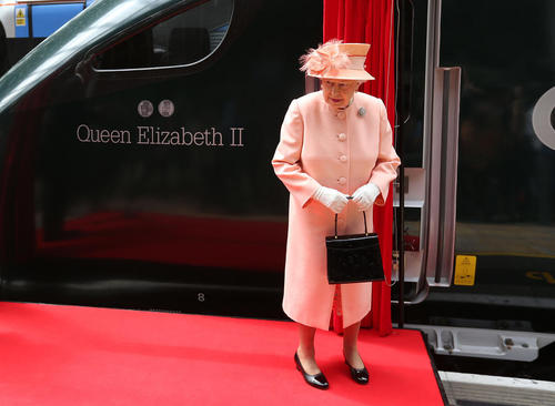 حضور ملکه بریتانیا در ایستگاه قطار 