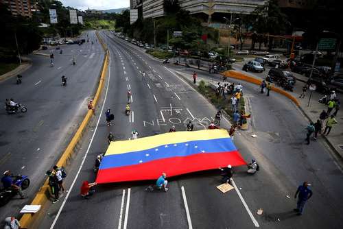 بستن خیابان ها از سوی مخالفان حکومت ونزوئلا – کاراکاس
