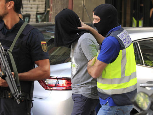 لحظه دستگیری یک مظنون تروریستی مراکشی – وابسته به داعش - در شهر مادرید اسپانیا