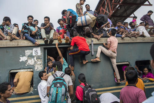 شلوغی بیش از حد سفرهای ریلی در بنگلادش همزمان با نزدیک شدن به عید فطر – ایستگاه راه آهن داکا