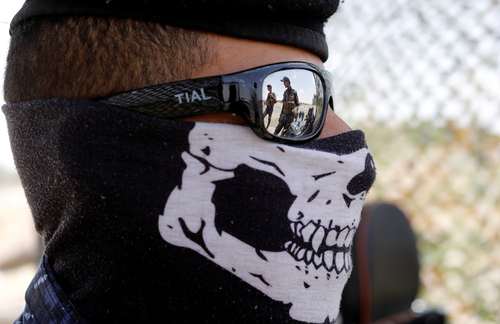 ماسک یک نیروی پلبیس فدرال عراق در یک ایست بازرسی در حومه شهر موصل