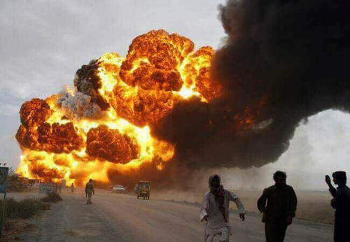 لحظه آتش گرفتن تانکر حاوی بنزین در پنجاب پاکستان . پس از چپ شدن تانکر مردم برای جمع آوری بنزین هجوم آورده بودند که ناگهان منفجر شد. در اثر انفجار دستکم 150 نفر کشته شدند.