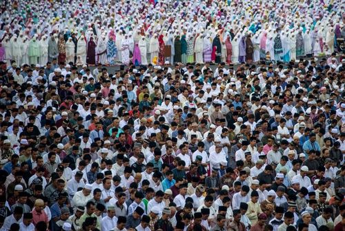 نماز عید فطر در سورابایا اندونزی