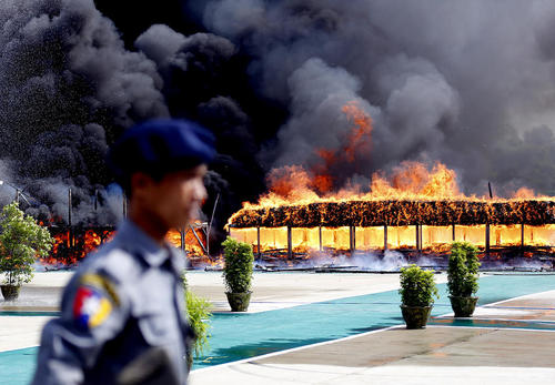 سوزاندن 25 نوع مواد مخدر از سوی نیروهای پلیس میانمار در روز جهانی مبارزه با قاچاق مواد مخدر – یانگون