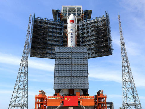 آماده سازی راکت پرتاب یک ماهواره ارتباطی چین به فضا