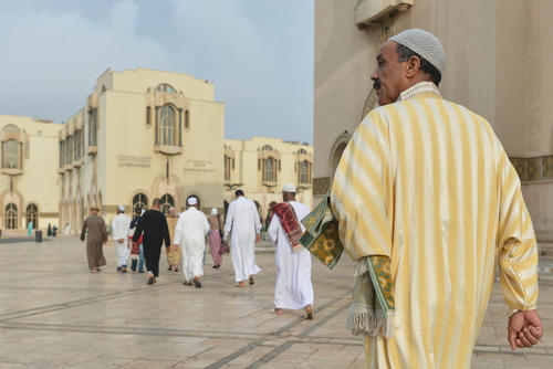 مسلمانان مراکشی در حال عزیمت به مسجد جامع 