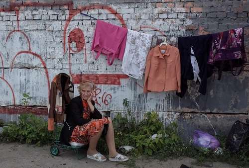 لباس فروشی یک زن در بازاری سیار در شهر کی یف اوکراین