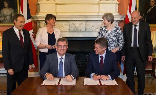 امضای توافق بین حزب محافظه کار بریتانیا با حزب اتحادگرای دموکراتیک ایرلند در مقر نخست وزیری در لندن. بر اساس این توافق حزب حاکم برای به دست آوردن آرای فراکسیون 10 نفره حزب ایرلندی در پارلمان در 2 سال آینده 1 میلیارد پوند به بودجه ایرلند شمالی خواهد افزود.