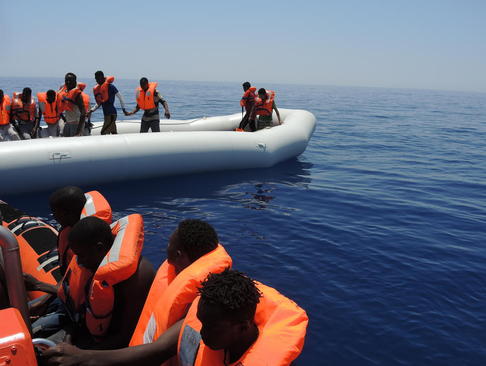 نجات پناهجویان آفریقایی تبار سرگردان در دریای مدیترانه از سوی گارد ساحلی ایتالیا