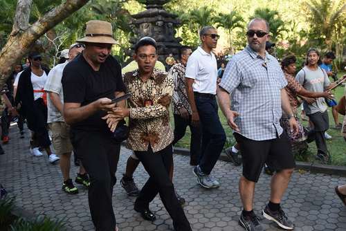 باراک اوباما در حال بازدید از معبدی در بالی اندونزی. رییس جمهور سابق آمریکا برای تعطیلات 10 روزه تابستانی به همراه همسر و دخترانش به اندونزی رفته است.