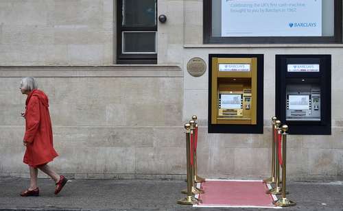 شعبه بانک برکلیز در شمال لندن در پنجاهمین سالگرد نصب نخستین دستگاه خودپرداز جهان (A.T.M) در این شعبه بانک، اقدام به نصب یک خودپرداز طلایی جدید کرد.