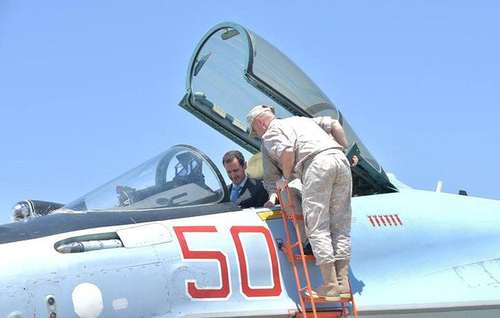 بازدید بشار اسد از پایگاه هوایی حمیمیم روسیه در سوریه