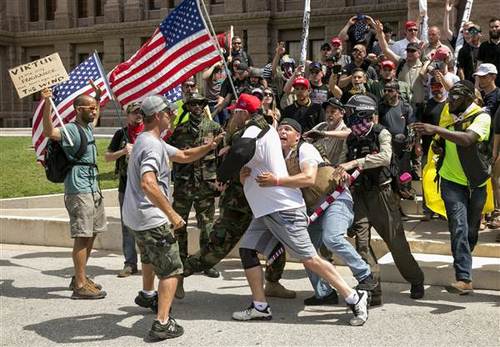 حمله یک حامی ترامپ به تظاهرات معترضان در شهر آستن تگزاس