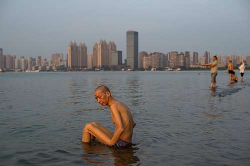 نشستن در ساحل خنک رود یانگ تسه در شهر ووهان چین