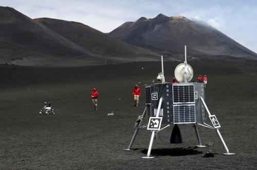 دانشمندان فضایی آلمان در حال آزمایش برخی روبات های فضایی در کوه  