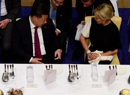 هم نشینی رییس جمهور چین با بانوی اول فرانسه سر میز شام. 