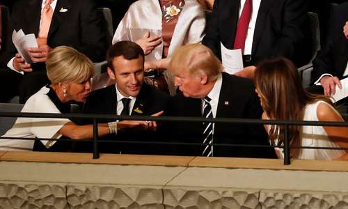 گفت و گوی ترامپ با بانوی اول فرانسه به هنگام مراسم  اجرای زنده سمفونی نهم بتهوون به عنوان نمادی از هنر آلمانی پس از مراسم شام در شب اول نشست