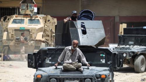 نشستن پیرمرد خسته از جنگ روی خودروی زرهی ارتش