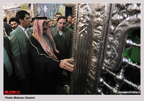 وزیر قطری در حال زیارت یک مرقد در ایران