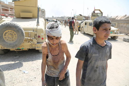 انتقال دو نوجوان عراقی به مناطق امن در شهر موصل عراق
