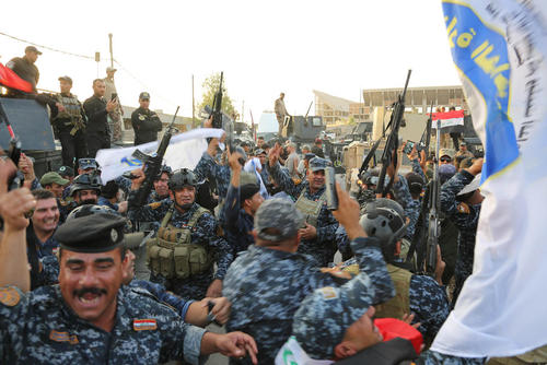 شادمانی نیروهای نظامی عراقی از آزادسازی کامل شهر موصل از اشغال داعش
