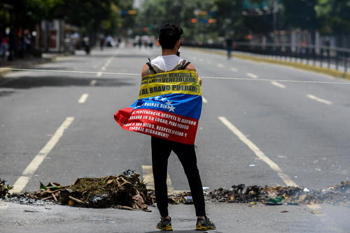 مخالفان حکومت ونزوئلا خیابان های شهر کاراکاس را به روی عبور و مرور خودروها بسته اند