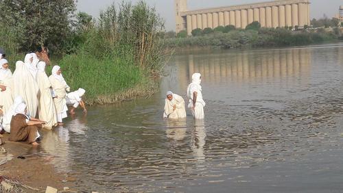 مراسم تعمید اقلیت صابئین مندایی در رودخانه کارون در اهواز به مناسبت سال نو مندایی /همشهری‌ خوزستان 