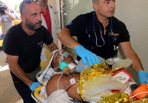 انتقال یک توریست آسیب دیده از زلزله در جزیره کرت یونان 