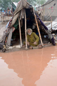 نفوذ سیلاب به محل اردوگاه استقرار کولی های پاکستانی در لاهور